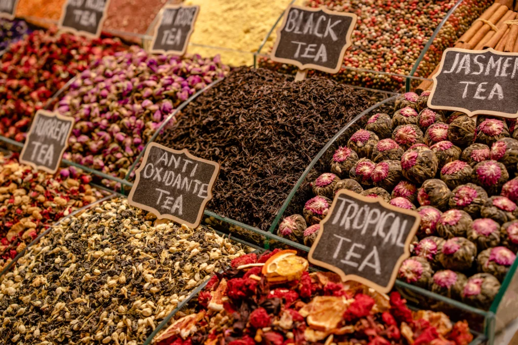 Unterschiedliche Teesorten die auf einem Basar ausgestellt und verkauft werden